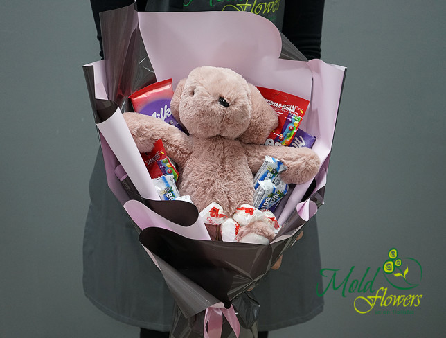 Cъедобный букет с плюшевым кроликом и шоколадом (под заказ, 24 часа) Фото